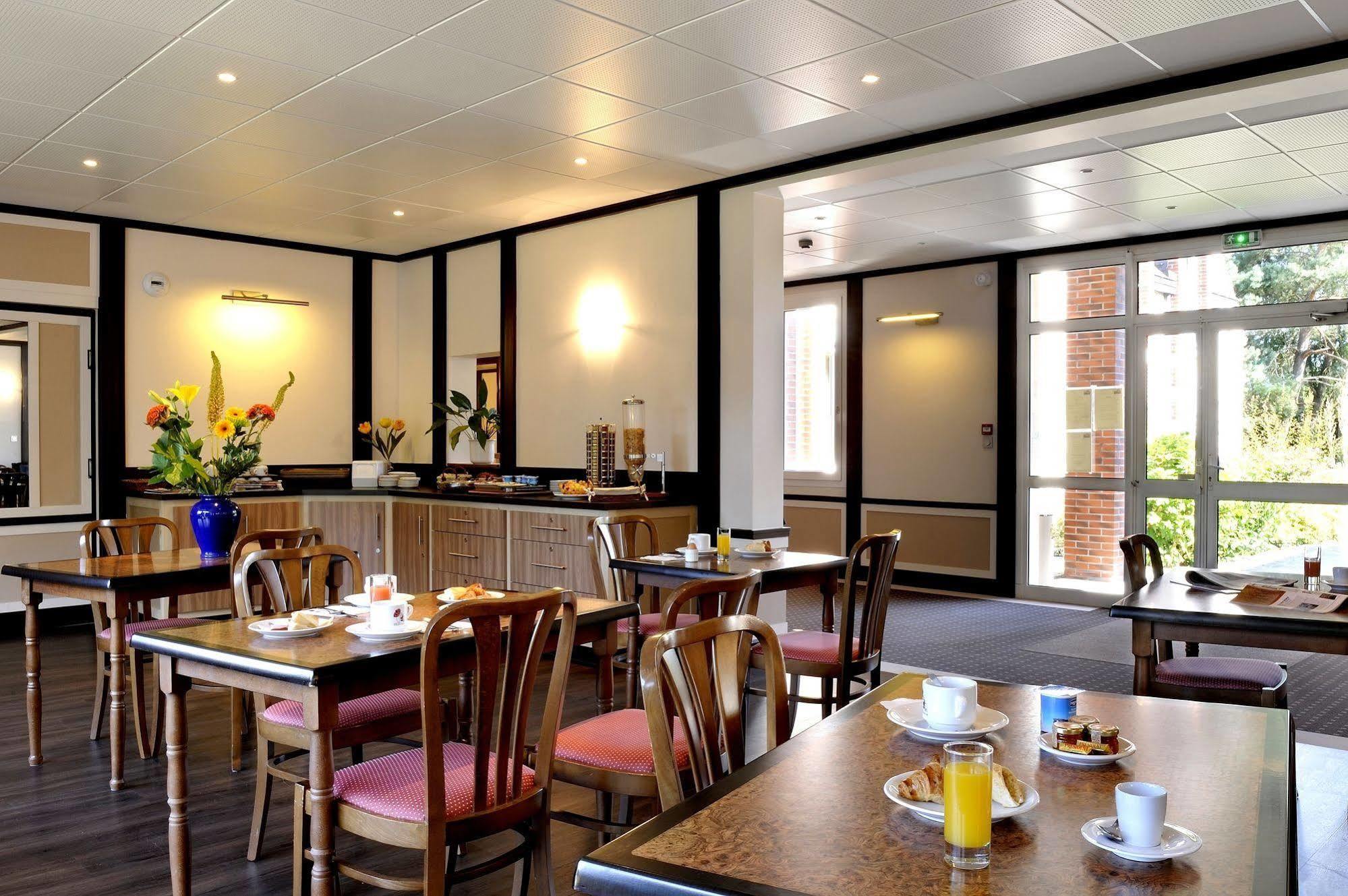 Logis Hotel Restaurant Du Labrador Saint-Benoit-sur-Loire Екстер'єр фото